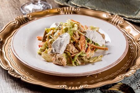 Салат с творожными кнели