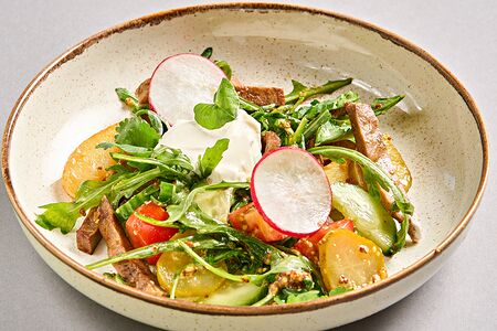 Салат с языком гриль