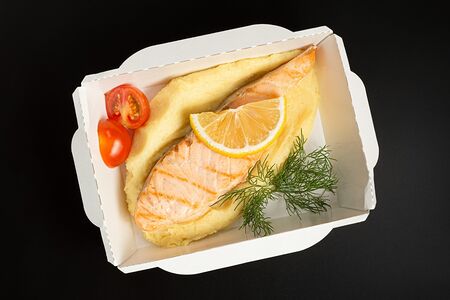 Лосось на гриле с картофельным пюре