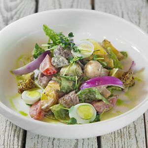 Салат с ростбифом, теплым картофелем и соусом из горчицы