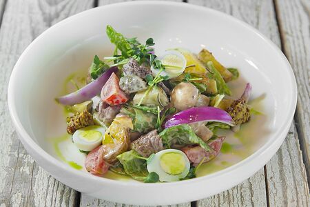 Салат с ростбифом, теплым картофелем и соусом из горчицы