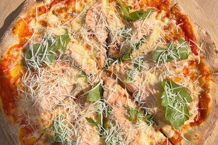 Пицца с лососем