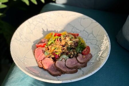 Салат с уткой и ягодным соусом