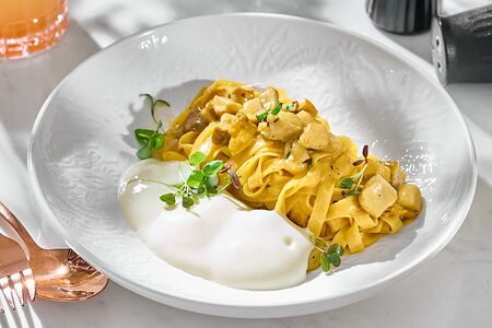 Тальятелле с белыми грибами и пармезановым муссом 