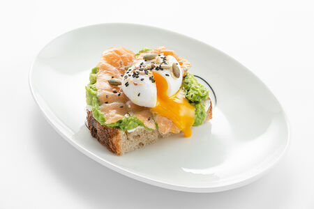 Авокадо тост c яйцом пашот и лососем