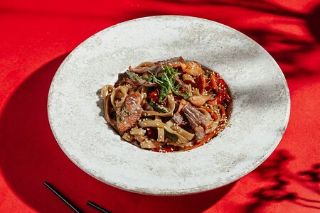 Удон с лососем в соусе терияки