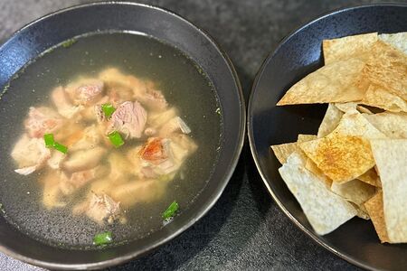 Бульон с шашлыком из филе бедра курицы