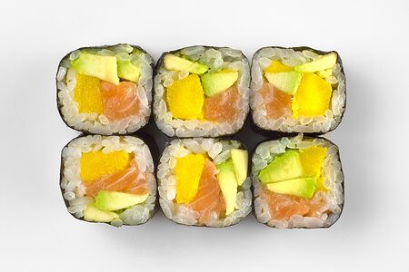 Хосомаки лосось-манго-авокадо