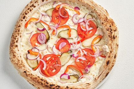 Цыпленок, корнишоны и перец болгарский