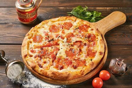 Хачапури с томатной сальсой и пепперони