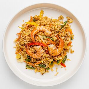 Жареный рис по-гонконгски с креветками