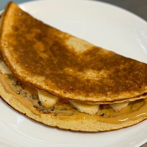 Овсяноблинчик с арахисовой пастой и бананом