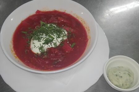 Борщ домашний со сметаной и крученым салом