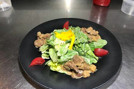 Теплый салат из куриной печени