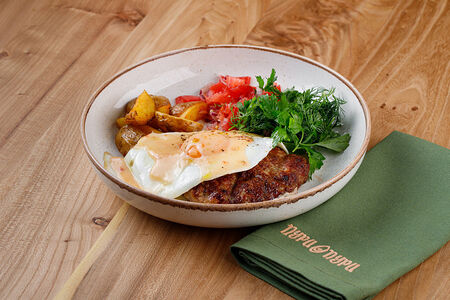 Бифштекс из говядины с картофелем и яйцом