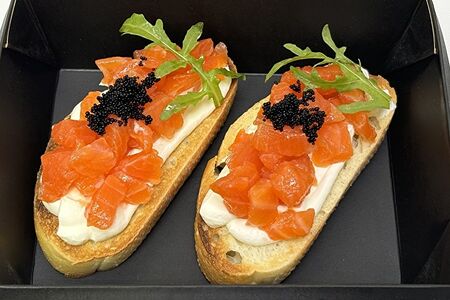 Брускетта с лососем