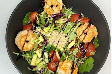 Салат с киноа и креветками