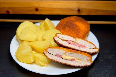 Котлеты с плавленым сыром, ветчиной и картофелем