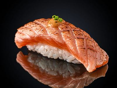 Суши опаленный лосось