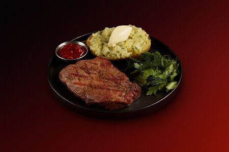 Стейк из шейки мраморной свинины с печёным картофелем кинг