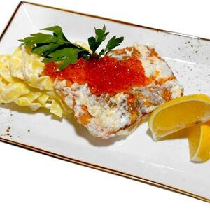 Лосось в икорно-сливочном соусе