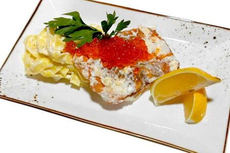 Лосось в икорно-сливочном соусе