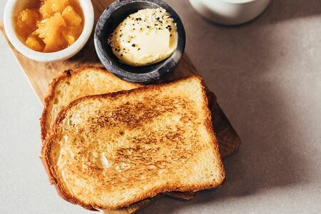 Тостовая бриошь с апельсиновым вареньем и сливочным маслом