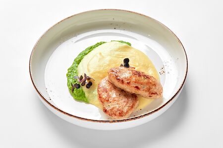 Биточки из цыпленка с пюре и шпинатом