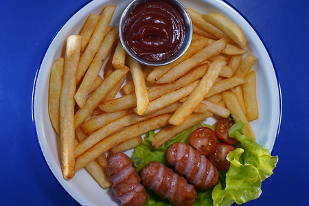 Детские сосиски с картофелем и кетчупом