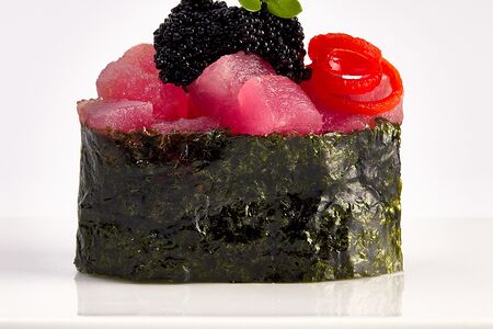 Гункан Spicy Тунец с икрой тобико