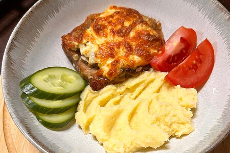 Свинина с грибами и картофельное пюре