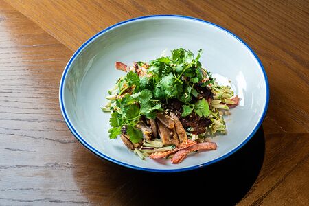 Зеленый салат с хрустящим цыпленком и цитрусовым айоли