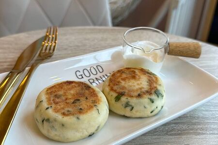 Солёные сырники с сыром, зеленью и чесноком