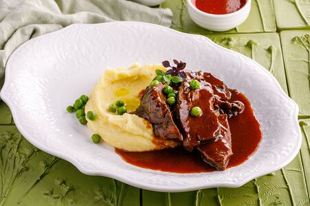 Томленые говяжьи щеки с пюре