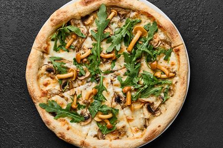 Пицца с грибами и трюфельным маслом