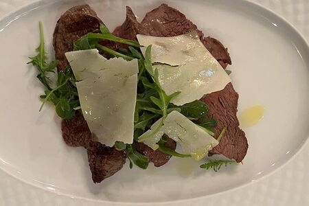 Тальята из говяжьей вырезки с рукколой и пармезаном