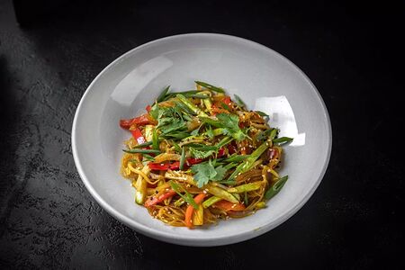 Лапша рисовая с овощами в соусе карри