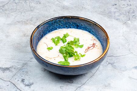 Кокосовый суп с лососем и креветками