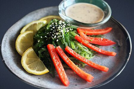 Салат Чука в ореховом соусе