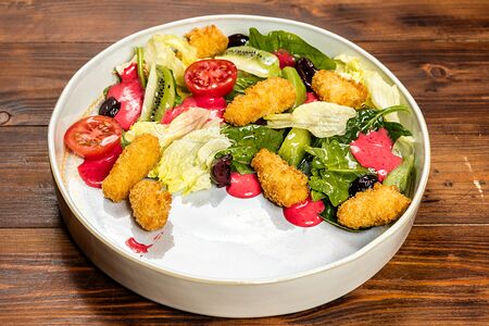 Листья салата, наггетсы из камамбера