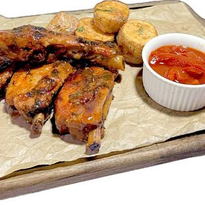 Свиные ребра с печеным картофелем и домашним лечо