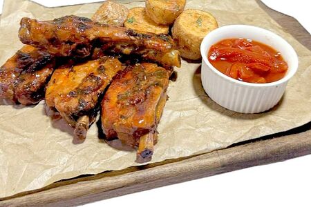 Свиные ребра с печеным картофелем и домашним лечо