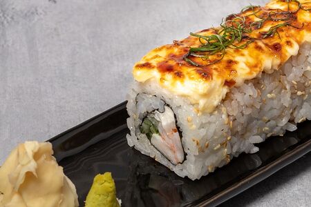 Ролл Чиз креветка запеченный