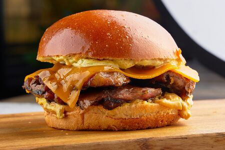 Бургер с копченой курицей