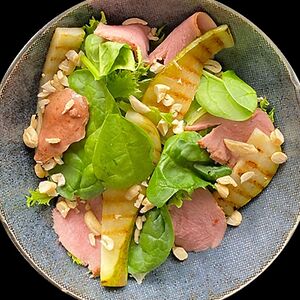 Салат с уткой, грушей гриль, соусом чили-манго и кешью