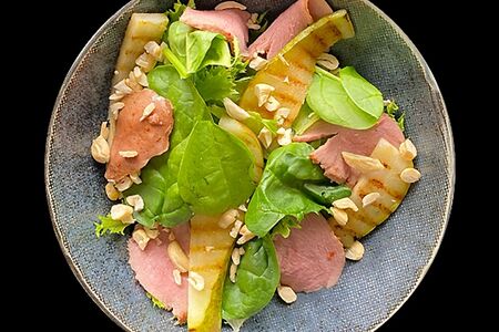 Салат с уткой, грушей гриль, соусом чили-манго и кешью