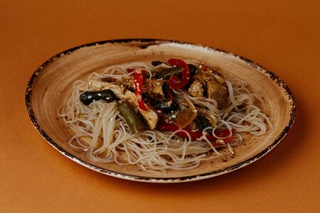 Фунчоза с курицей и овощами