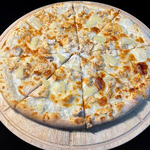 Пицца с курицей и ананасами 