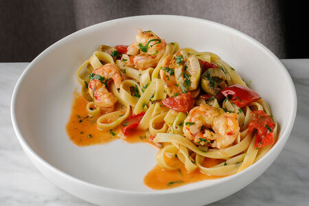 Тальятелле с лангустинами, томатами и оливками