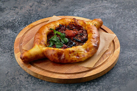 Хачапури по-аджарски с овощами и сыром